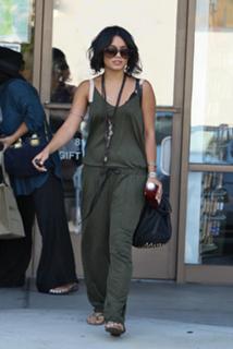Vanessa Hudgens feet photo thumbnail