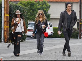 Vanessa Hudgens feet photo thumbnail