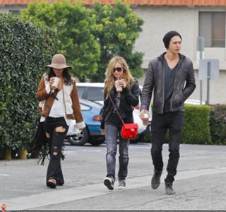 Vanessa Hudgens feet photo thumbnail