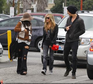 Vanessa Hudgens feet photo thumbnail