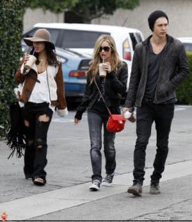 Vanessa Hudgens feet photo thumbnail