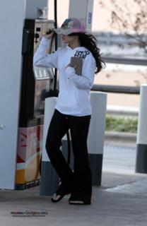 Vanessa Hudgens feet photo thumbnail