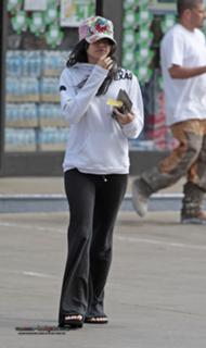 Vanessa Hudgens feet photo thumbnail