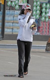 Vanessa Hudgens feet photo thumbnail