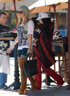 Vanessa Hudgens feet photo thumbnail