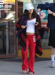 Vanessa Hudgens feet photo thumbnail