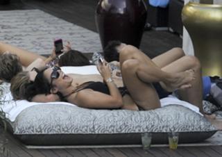 Vanessa Hudgens feet photo thumbnail