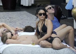 Vanessa Hudgens feet photo thumbnail