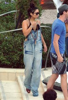 Vanessa Hudgens feet photo thumbnail