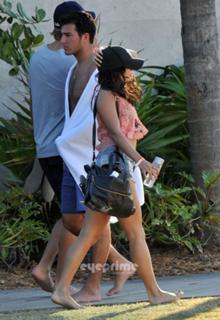 Vanessa Hudgens feet photo thumbnail