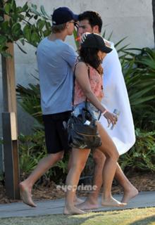 Vanessa Hudgens feet photo thumbnail