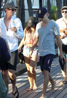 Vanessa Hudgens feet photo thumbnail