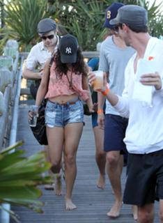 Vanessa Hudgens feet photo thumbnail