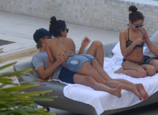 Vanessa Hudgens feet photo thumbnail