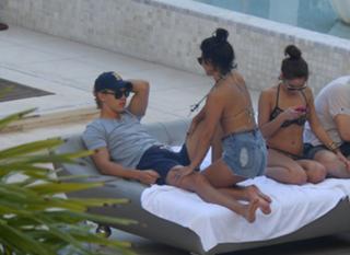 Vanessa Hudgens feet photo thumbnail