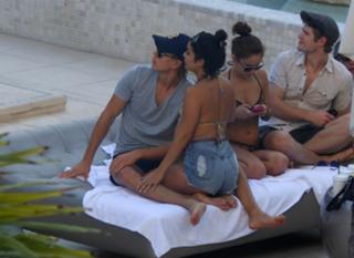 Vanessa Hudgens feet photo thumbnail