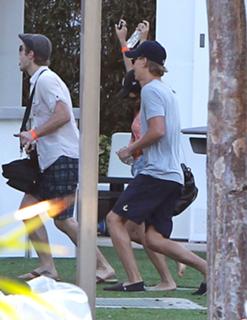 Vanessa Hudgens feet photo thumbnail