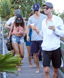 Vanessa Hudgens feet photo thumbnail