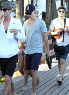 Vanessa Hudgens feet photo thumbnail