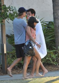 Vanessa Hudgens feet photo thumbnail