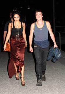 Vanessa Hudgens feet photo thumbnail