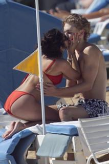 Vanessa Hudgens feet photo thumbnail