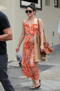 Vanessa Hudgens feet photo thumbnail