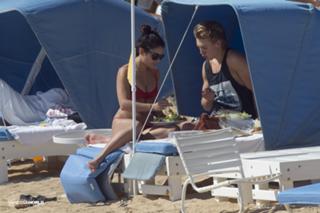 Vanessa Hudgens feet photo thumbnail