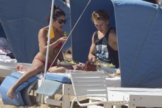 Vanessa Hudgens feet photo thumbnail