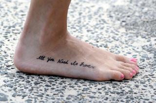 Vanessa Hudgens feet photo thumbnail