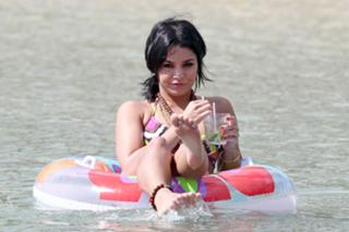 Vanessa Hudgens feet photo thumbnail