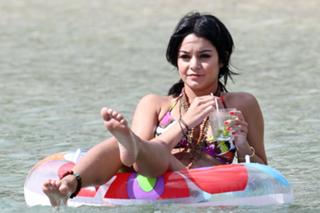 Vanessa Hudgens feet photo thumbnail