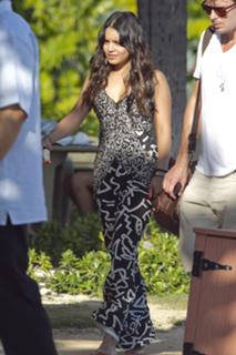 Vanessa Hudgens feet photo thumbnail