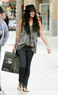 Vanessa Hudgens feet photo thumbnail