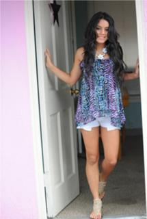 Vanessa Hudgens feet photo thumbnail