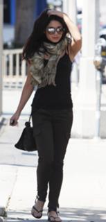 Vanessa Hudgens feet photo thumbnail