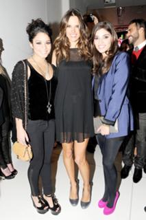 Vanessa Hudgens feet photo thumbnail