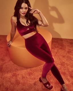 Vanessa Hudgens feet photo thumbnail