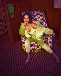 Vanessa Hudgens feet photo thumbnail