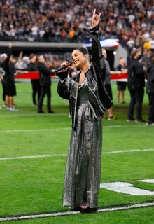 Vanessa Hudgens feet photo thumbnail