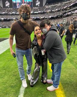 Vanessa Hudgens feet photo thumbnail