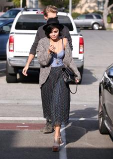 Vanessa Hudgens feet photo thumbnail