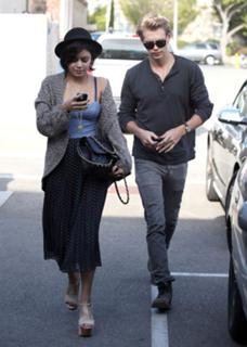 Vanessa Hudgens feet photo thumbnail