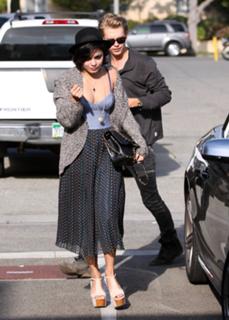 Vanessa Hudgens feet photo thumbnail