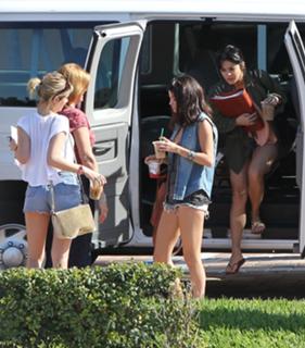 Vanessa Hudgens feet photo thumbnail