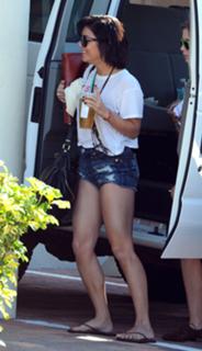 Vanessa Hudgens feet photo thumbnail