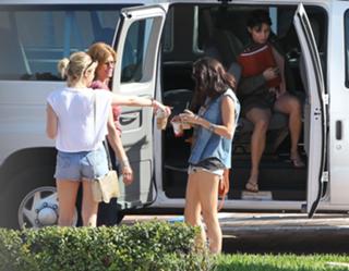 Vanessa Hudgens feet photo thumbnail