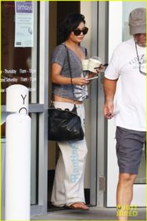 Vanessa Hudgens feet photo thumbnail