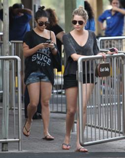 Vanessa Hudgens feet photo thumbnail