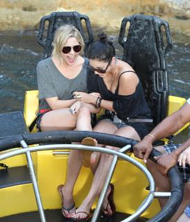 Vanessa Hudgens feet photo thumbnail